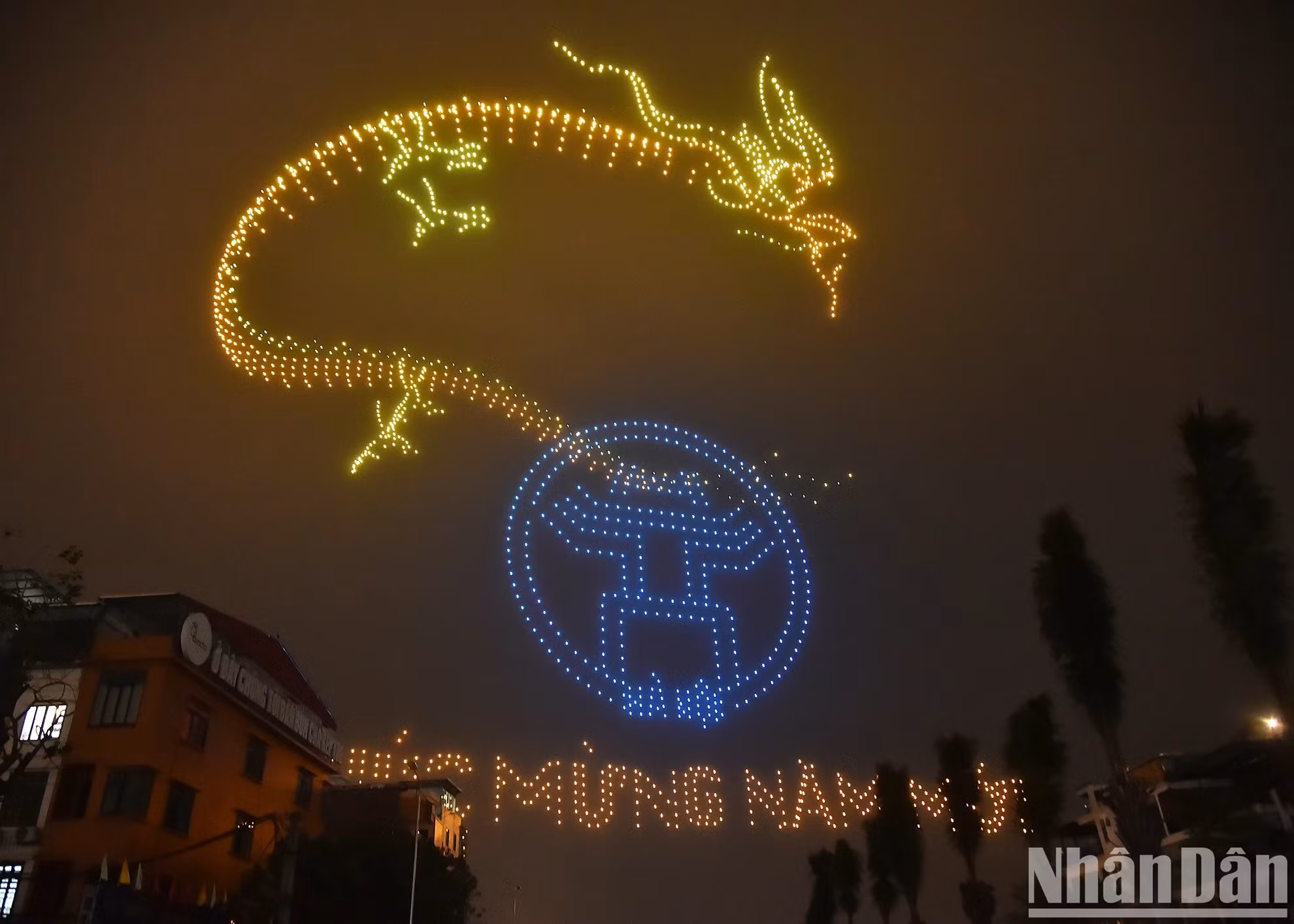 Le programme « Festival de lumière artistique de Hanoï-Thang Long Brillant » est un spectacle de drones avec un nombre record d’équipements en Asie du Sud-Est. Il est accompagné d’une musique exclusive, d’un système audio et des écrans installés autour du lac de l’Ouest. Le tout a offert un spectacle majestueux et original aux habitants de la capitale et aux touristes lors du Têt 2024.