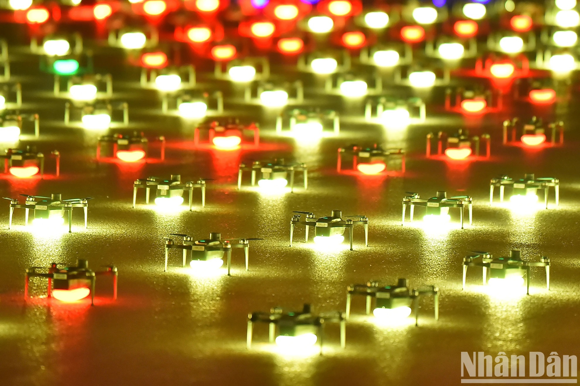 Les spectacles de lumière utilisant des drones constituent une forme de divertissement unique et une tendance moderne dans les festivals d’aujourd’hui. Les drones offrent de nombreuses combinaisons de mouvements et de couleurs, capables de créer des images 3D sur de nombreux thèmes. Les spectacles de lumière utilisant des drones constituent une forme de divertissement unique et une tendance moderne dans les festivals d’aujourd’hui. Les drones offrent de nombreuses combinaisons de mouvements et de couleurs, capables de créer des images 3D sur de nombreux thèmes.