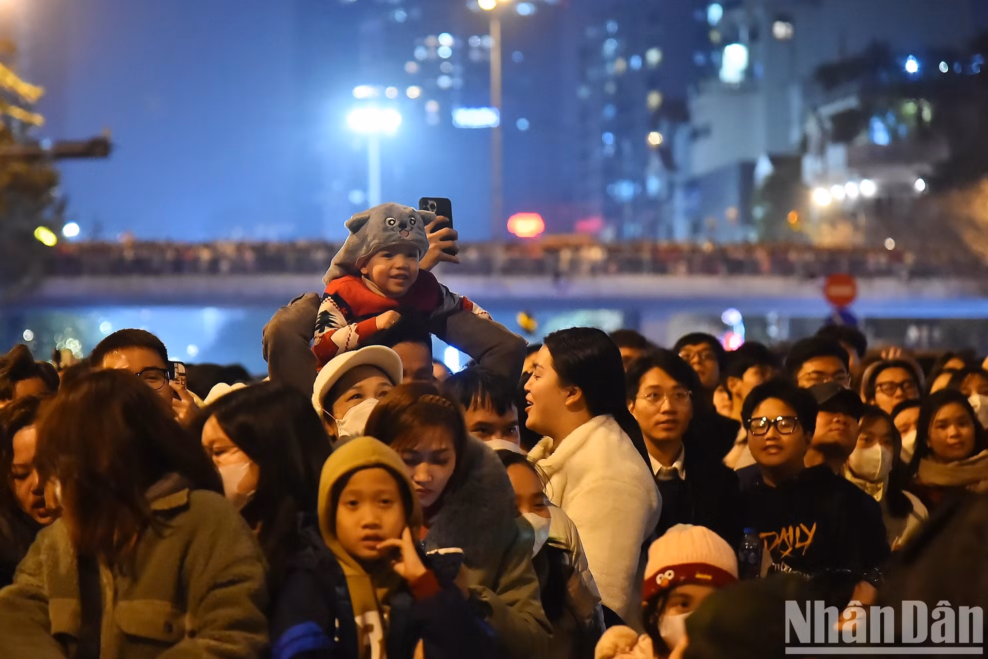 Un grand nombre d’habitants de la capitale et de touristes se sont rassemblés au carrefour de Van Cao (arrondissement de Tây Hô) pour admirer le spectacle spécial présenté pour la première fois le soir du réveillon.