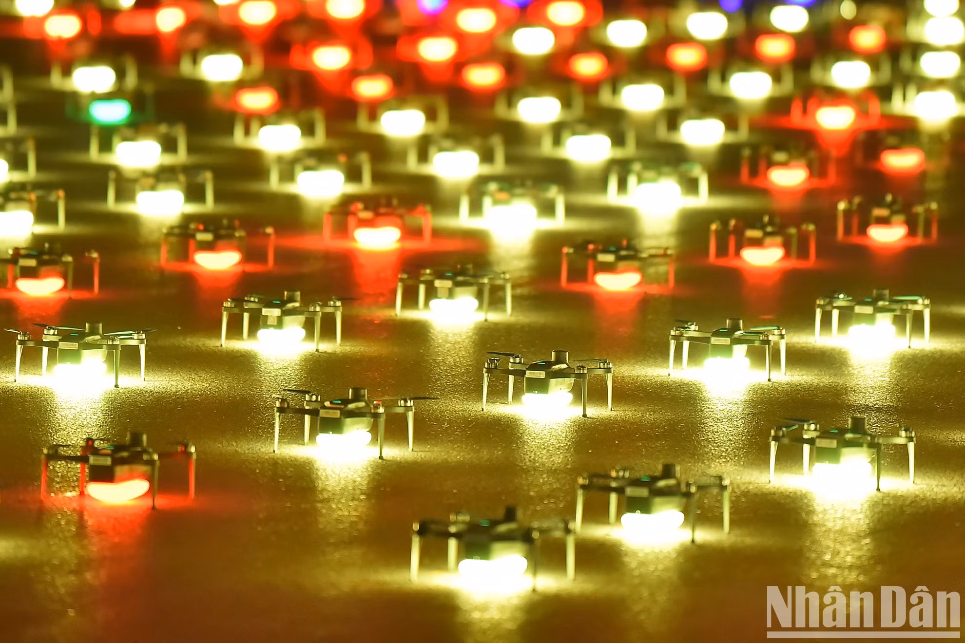 Les spectacles de lumière utilisant des drones constituent une forme de divertissement unique et une tendance moderne dans les festivals d’aujourd’hui. Les drones offrent de nombreuses combinaisons de mouvements et de couleurs, capables de créer des images 3D sur de nombreux thèmes.