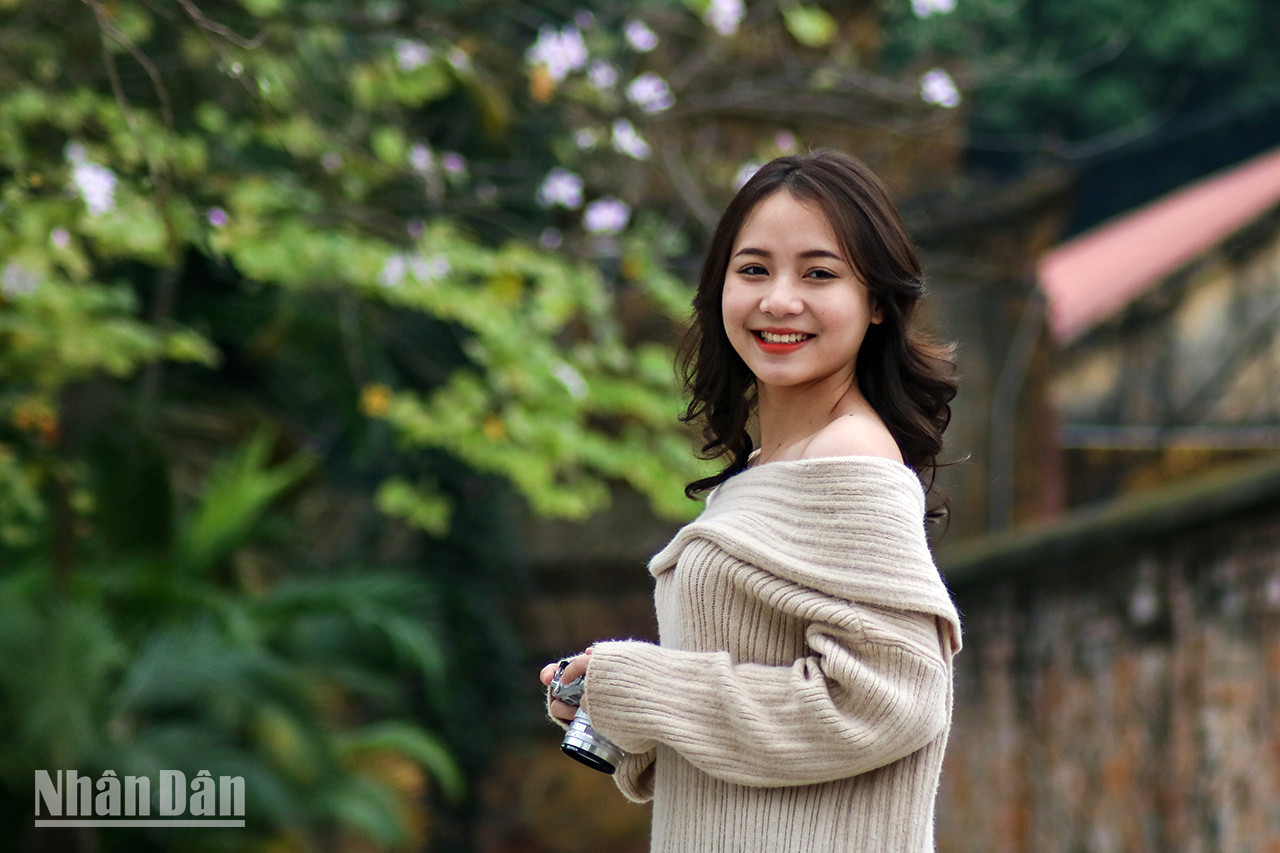 Les jeunes viennent souvent ici pour admirer les fleurs de bauhinie et prendre des photos.