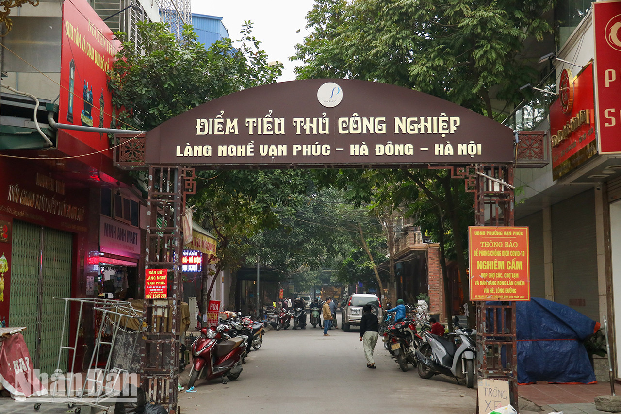 Le marché est situé dans le village de métier de Van Phuc, à Hanoï (capitale vietnamienne). Le marché est situé dans le village de métier de Van Phuc, à Hanoï (capitale vietnamienne).