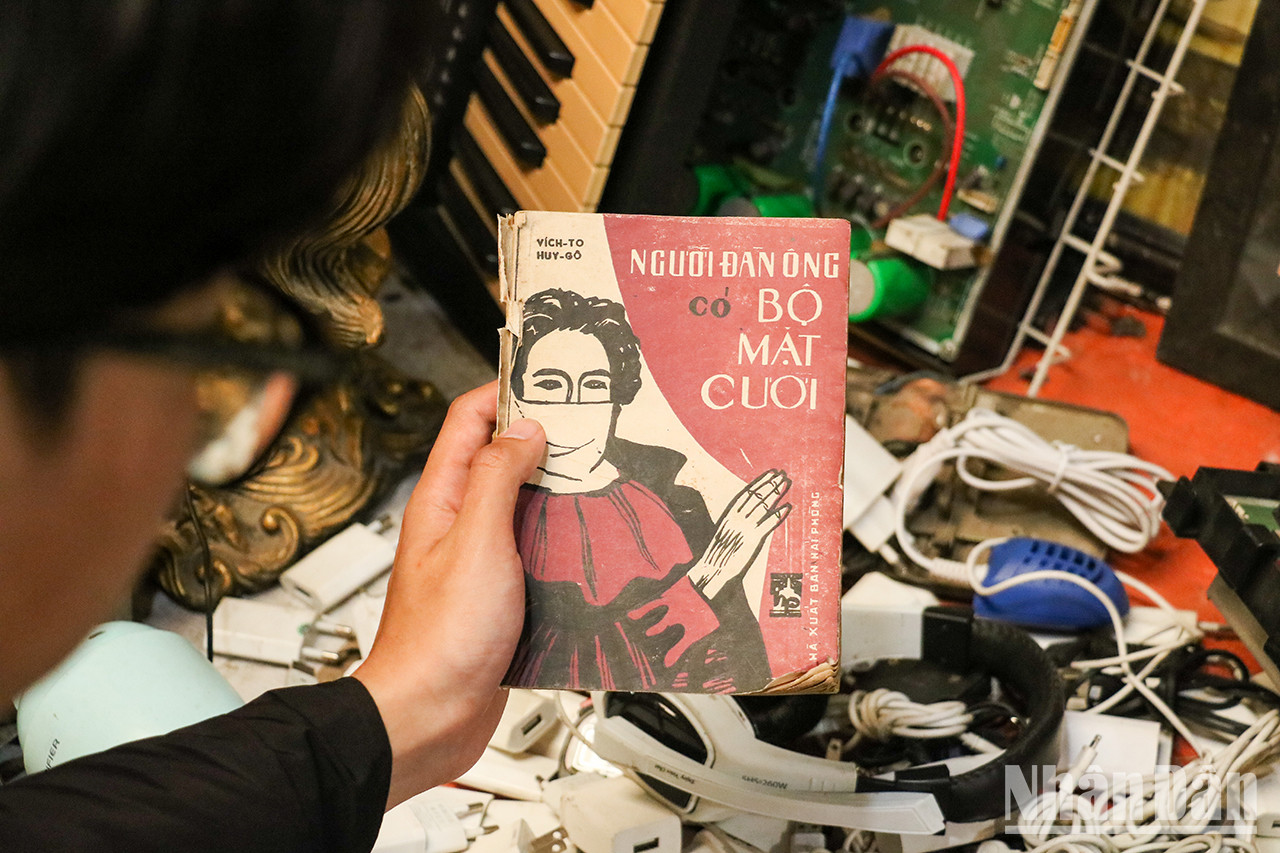 Un livre de Victor Hugo qui a été traduit et publié il y a fort longtemps. Un livre de Victor Hugo qui a été traduit et publié il y a fort longtemps.