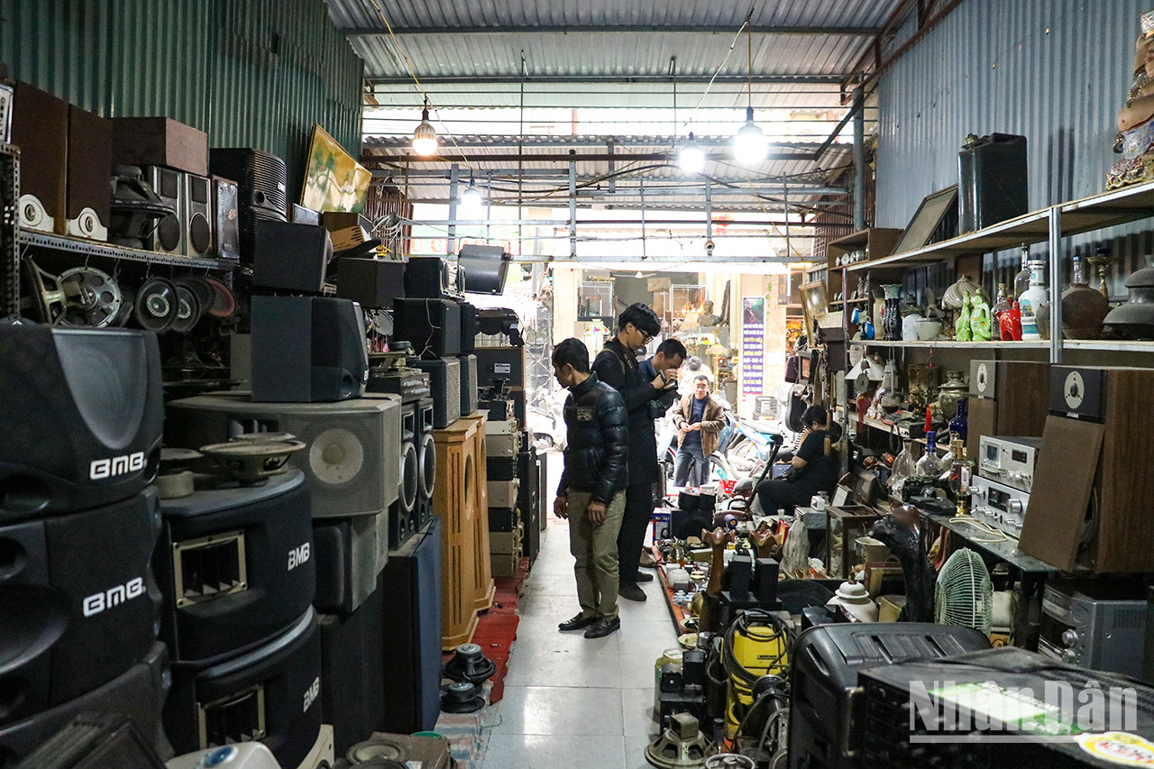 L’intérieur d’un magasin de vente d’objets électriques anciens. L’intérieur d’un magasin de vente d’objets électriques anciens.