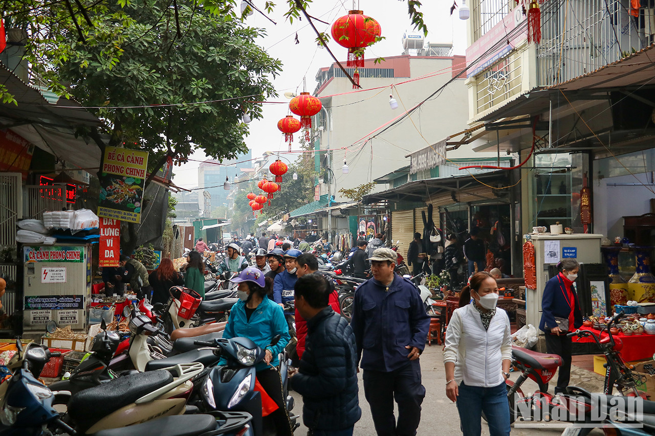 Chaque mois, le marché se tient généralement les 5e, 10e, 15e, 20e, 25e et 30e jours du calendrier lunaire. Le jour du marché, de nombreuses personnes y affluent pour acheter, vendre et échanger des antiquités. Chaque mois, le marché se tient généralement les 5e, 10e, 15e, 20e, 25e et 30e jours du calendrier lunaire. Le jour du marché, de nombreuses personnes y affluent pour acheter, vendre et échanger des antiquités.