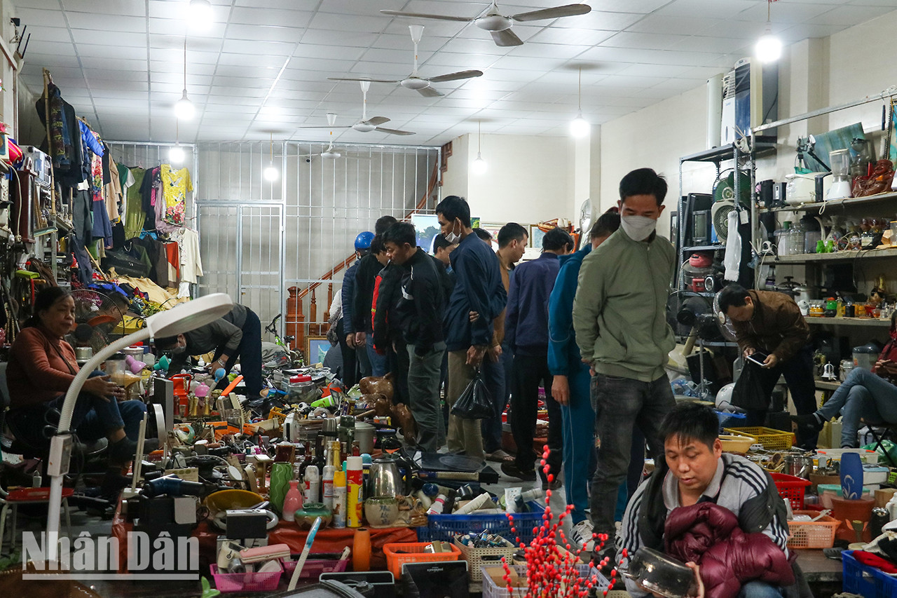 Un stand attire un grand nombre de visiteurs et de collectionneurs d’antiquités. Un stand attire un grand nombre de visiteurs et de collectionneurs d’antiquités.