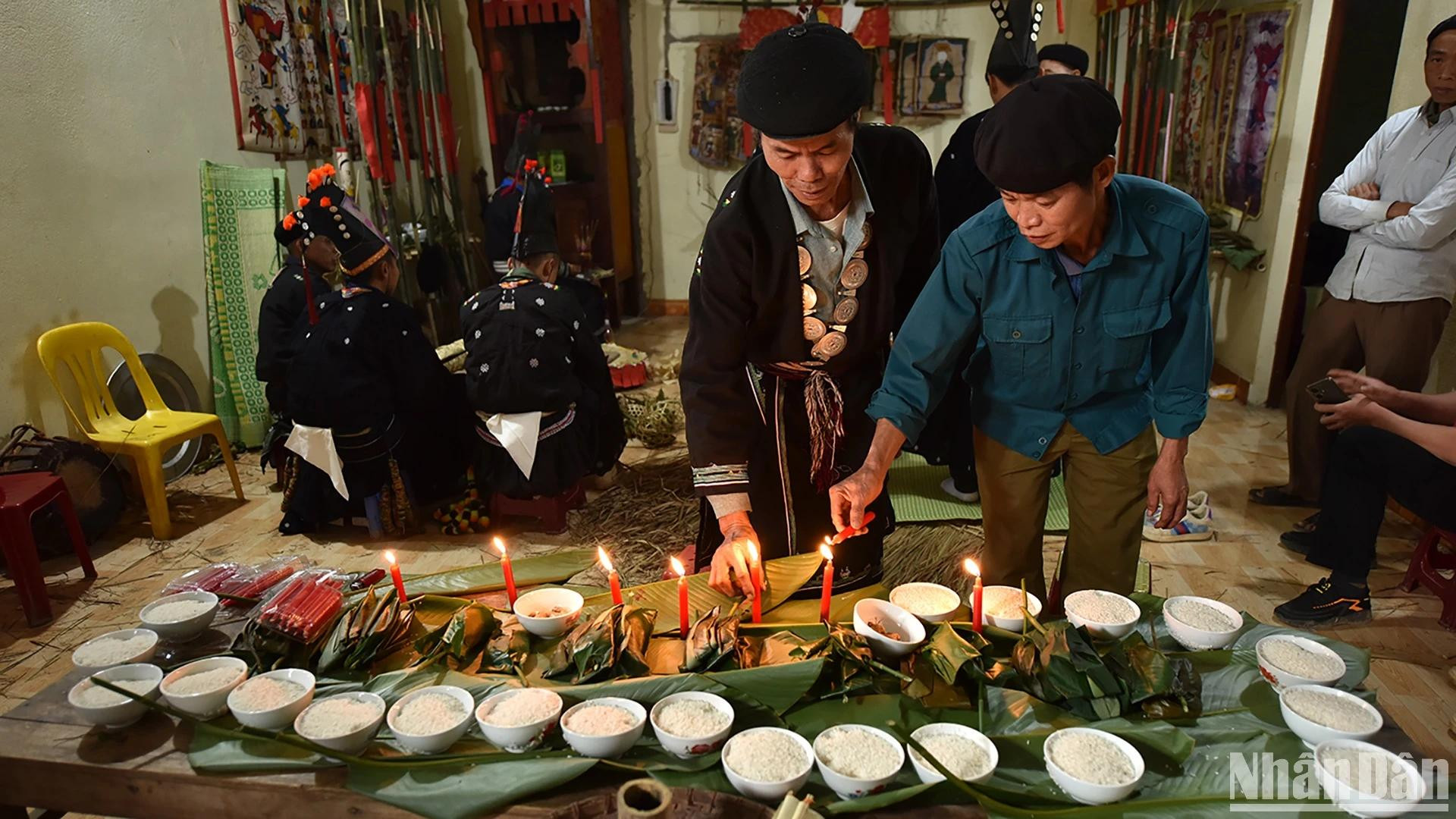 L’homme ayant reçu les douze lampes acquiert la légitimité pour conduire les grandes cérémonies du clan. L’homme ayant reçu les douze lampes acquiert la légitimité pour conduire les grandes cérémonies du clan.