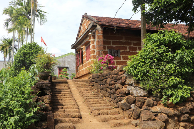 Une maison unique construite en latérite dans la commune de Binh Hai. Photo : VNA.