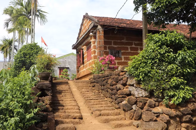 Une maison unique construite en latérite dans la commune de Binh Hai. Photo : VNA.