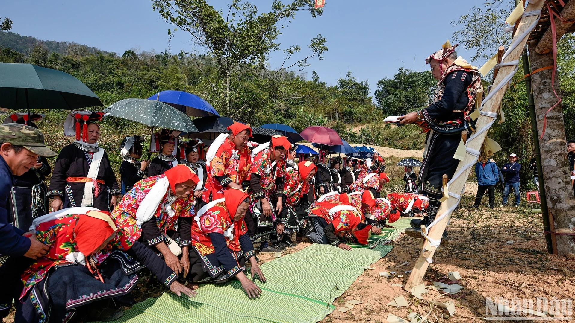 Le cœur de la cérémonie repose sur un collège de maîtres chamans, au minimum quatorze, dont cinq principaux et neuf assistants issus d’autres clans. Le cœur de la cérémonie repose sur un collège de maîtres chamans, au minimum quatorze, dont cinq principaux et neuf assistants issus d’autres clans.