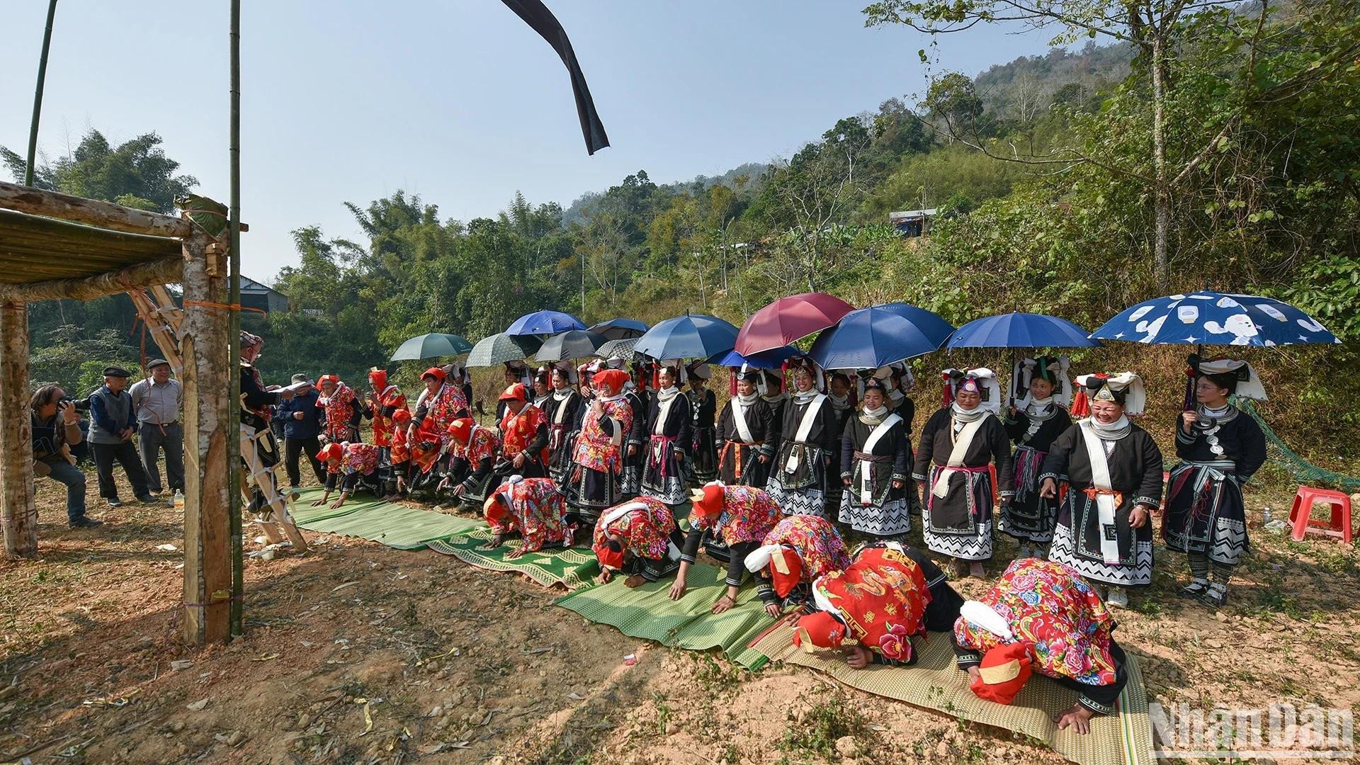 Le Tau Sai – ou rituel des douze lampes – constitue une forme avancée de la cérémonie de « cap sac » des Dao Tien. Le Tau Sai – ou rituel des douze lampes – constitue une forme avancée de la cérémonie de « cap sac » des Dao Tien.