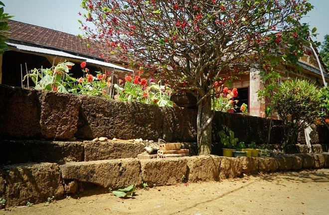 Une clôture en latérite dans le village de Van Tuong, commune de Binh Hai, district de Binh Son. Photo : Vnexpress.