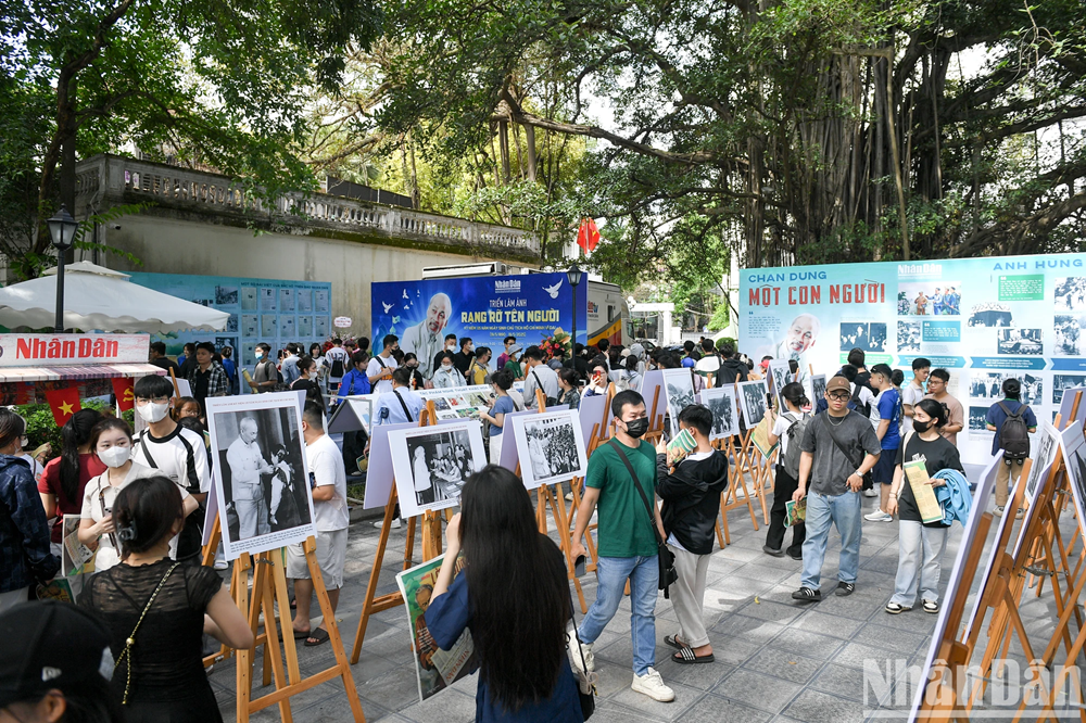 L’exposition présente 43 photographies sur la vie et la carrière du Président Hô Chi Minh. L’exposition présente 43 photographies sur la vie et la carrière du Président Hô Chi Minh.