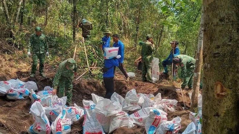 Les jeunes de la commune de Sin Thau, aux côtés des soldats du poste-frontière A Pa Chai, sont allés en forêt creuser et transporter des sacs de terre pour planter des arbres au pied de la tour de drapeau.