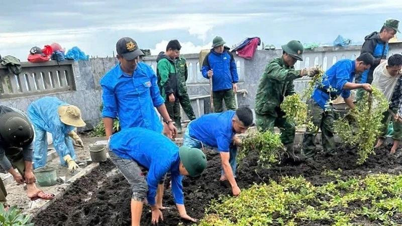 Les membres de l’Union des jeunes de la commune de Sin Thau, district de Muong Nhe, plantent des arbres autour de la tour du drapeau d’A Pa Chai.