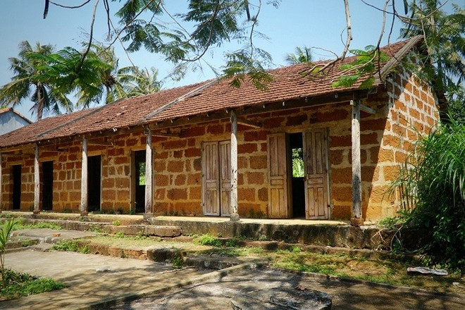 Une maison communautaire construite en latérite était un lieu culturel pour les habitants du hameau d'An Lôc, commune de Binh Tri, district de Binh Son pendant plus de 50 ans. Photo: Nhandan newspaper.