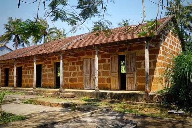 Une maison communautaire construite en latérite était un lieu culturel pour les habitants du hameau d'An Lôc, commune de Binh Tri, district de Binh Son pendant plus de 50 ans. Photo: Nhandan newspaper.