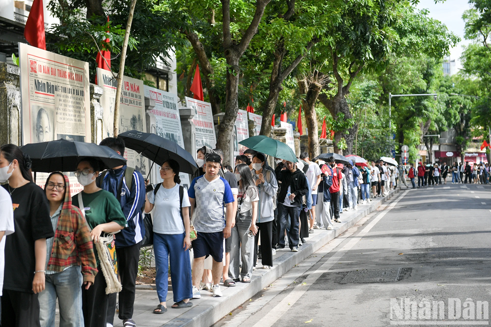 De nombreuses personnes ont patiemment attendu pendant des heures sous la chaleur accablante de Hanoï. De nombreuses personnes ont patiemment attendu pendant des heures sous la chaleur accablante de Hanoï.