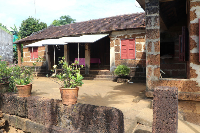 La maison est entièrement contruite en latérite par Nguyên Ngoc Thanh, hameau de Van Tuong, commune de Binh Hai, district de Binh Son, province de Quang Ngai. Photo : VNA.