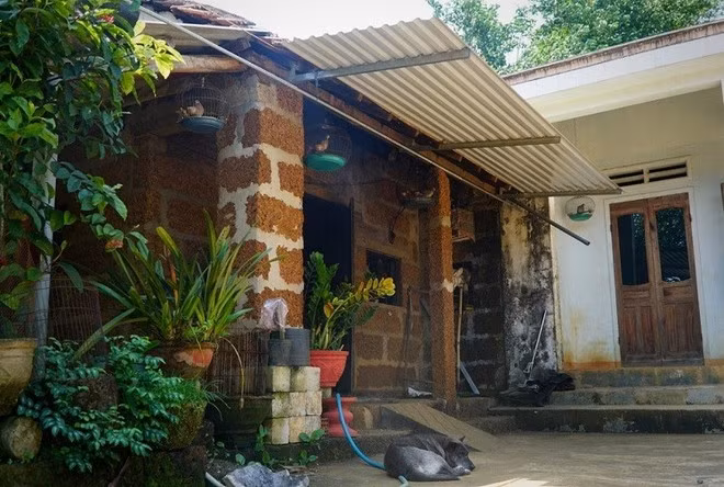 La maison en latérite a été transformée en cuisine lorsque la famille a construit une nouvelle maison. Photo : Vnexpress.