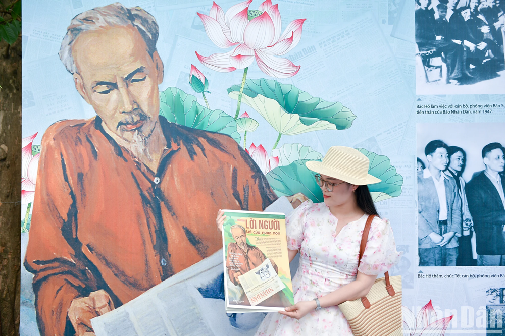 De jeunes visiteurs prennent des photos souvenirs à l’exposition. De jeunes visiteurs prennent des photos souvenirs à l’exposition.