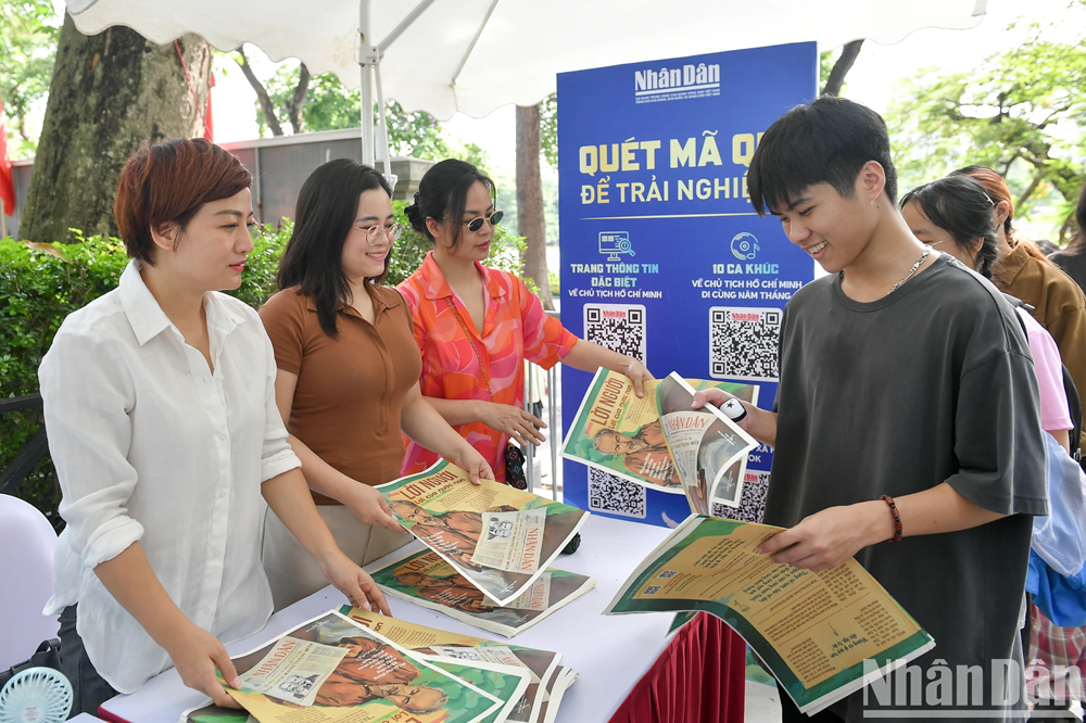 Les cadres et journalistes du Journal Nhân Dân remettent en main propre le supplément spécial aux lecteurs. Les cadres et journalistes du Journal Nhân Dân remettent en main propre le supplément spécial aux lecteurs.
