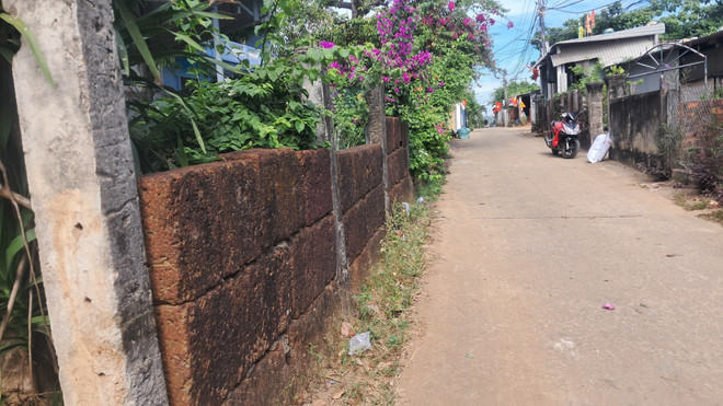 Une clôture est construite en latérite. Photo : VNA.
