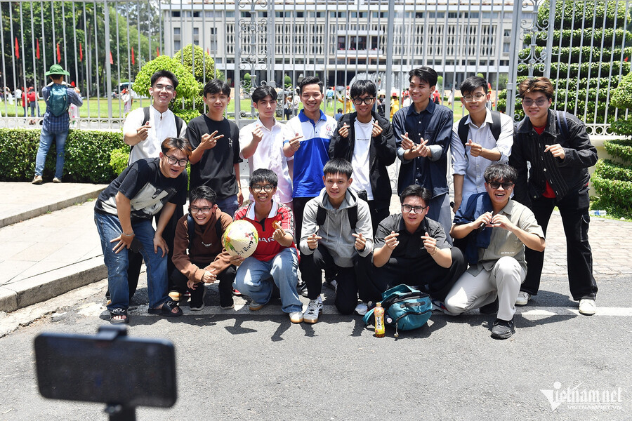 L'amour de la Patrie envahit les rues de Hô Chi Minh-Ville à la fin du mois d'avril ảnh 2