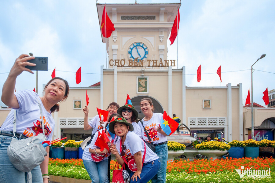 L'amour de la Patrie envahit les rues de Hô Chi Minh-Ville à la fin du mois d'avril ảnh 4