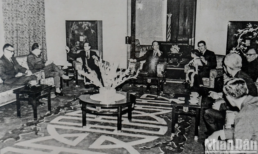 Le salon présidentiel (où le président de la République du Vietnam Nguyen Van Thieu recevait ses invités), avec le fauteuil du président placé surélevé par rapport aux autres sièges. À l'arrière, un grand panneau en bois représentant le drapeau de la République du Vietnam. En face du fauteuil présidentiel se trouve celui de l'invité d'honneur, tous deux ornés de sculptures de têtes de dragon. Les autres sièges sont décorés de têtes de phénix ou du caractère "Thọ" (longévité), réservés aux secrétaires et assistants.