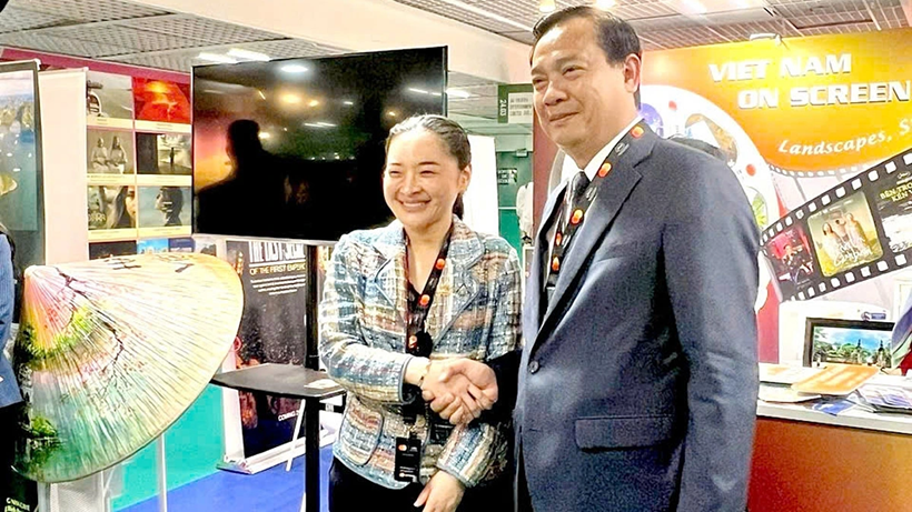 La ministre thaïlandaise de la Culture, Sudawan Wangsuphakijkosol (à gauche), visite le stand du Vietnam au Festival international du film de Cannes. Photo : VOV. La ministre thaïlandaise de la Culture, Sudawan Wangsuphakijkosol (à gauche), visite le stand du Vietnam au Festival international du film de Cannes. Photo : VOV.