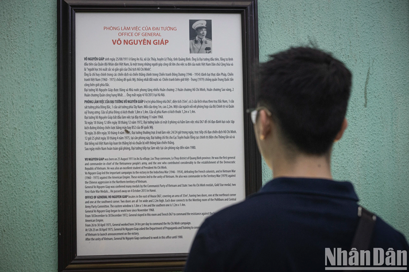 À côté de la salle de réunion du Bureau Politique et de la Commission militaire centrale se trouve le bureau du Général Vo Nguyên Giap.