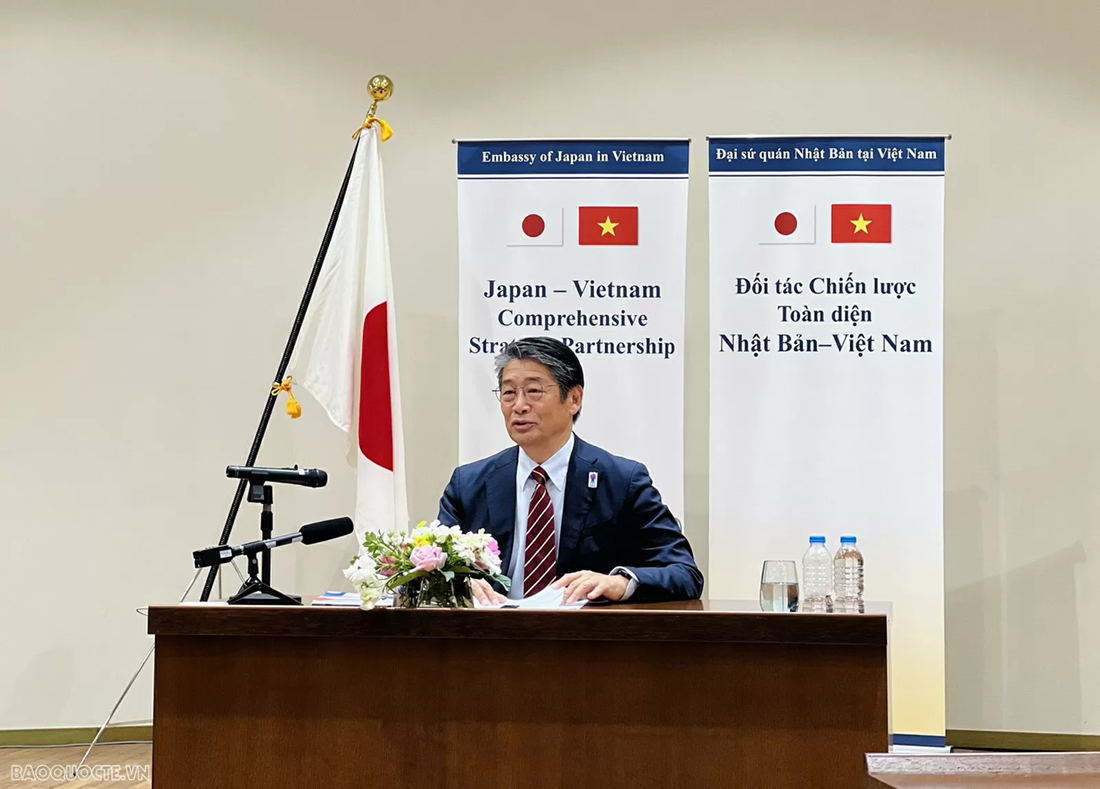 L’ambassadeur du Japon au Vietnam, Ito Naoki s'exprime lors de la conférence de presse. Photo : Baoquocte.
