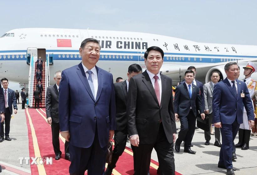 Le président vietnamien Luong Cuong accueille le secrétaire général et président de la Chine, Xi Jinping le 14 avril à l’aéroport international de Nôi Bai, Hanoï. Photo : VNA. Le président vietnamien Luong Cuong accueille le secrétaire général et président de la Chine, Xi Jinping le 14 avril à l’aéroport international de Nôi Bai, Hanoï. Photo : VNA.