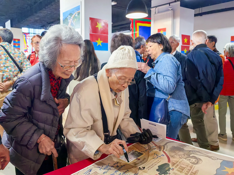 S'exprimant auprès du correspondant permanent du Journal Nhân Dân en France, Mme Thérèse Nguyen Van Ky (vêtue d’une doudoune mauve) a confié : «La nouvelle de la grande victoire du 30 avril 1975 a suscité en moi une émotion indescriptible, une joie immense à l’idée que le Sud était enfin libéré et que le pays était réuni. Le lendemain, j’ai tout de même dû me rendre à mon cabinet comme d’habitude. Les patients français, attachés au Vietnam, ont partagé leur bonheur et adressé leurs félicitations au peuple vietnamien.» S'exprimant auprès du correspondant permanent du Journal Nhân Dân en France, Mme Thérèse Nguyen Van Ky (vêtue d’une doudoune mauve) a confié : «La nouvelle de la grande victoire du 30 avril 1975 a suscité en moi une émotion indescriptible, une joie immense à l’idée que le Sud était enfin libéré et que le pays était réuni. Le lendemain, j’ai tout de même dû me rendre à mon cabinet comme d’habitude. Les patients français, attachés au Vietnam, ont partagé leur bonheur et adressé leurs félicitations au peuple vietnamien.»
