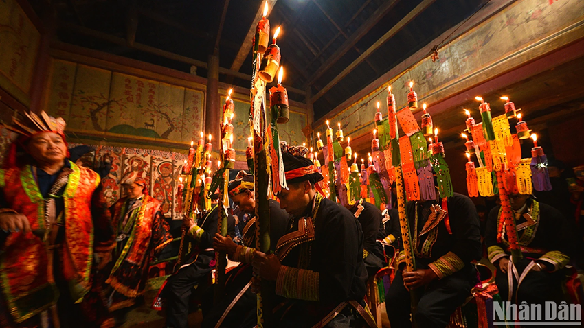 Le chaman dirige les différentes étapes de la cérémonie du cap sac. Photo : NDEL. Le chaman dirige les différentes étapes de la cérémonie du cap sac. Photo : NDEL.