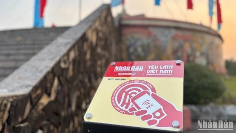 Une borne interactive intelligente est installée au pied du mât du drapeau de la ligne de démarcation, sur le site historique national spécial Hien Luong - Ben Hai. Photo : NDEL.