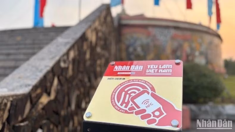 Une borne interactive intelligente est installée au pied du mât du drapeau de la ligne de démarcation, sur le site historique national spécial Hien Luong - Ben Hai. Photo : NDEL.