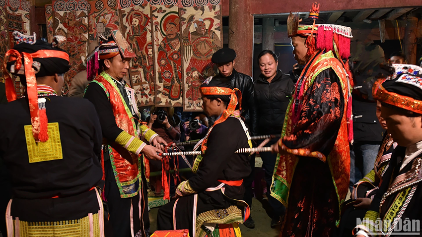 La cérémonie du cap sac symbolise le passage à l’âge adulte des hommes Dao rouges. Photo : NDEL. La cérémonie du cap sac symbolise le passage à l’âge adulte des hommes Dao rouges. Photo : NDEL.