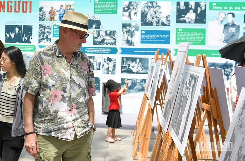 L’exposition attire un grand nombre de visiteurs étrangers. Photo : Nhân Dân.