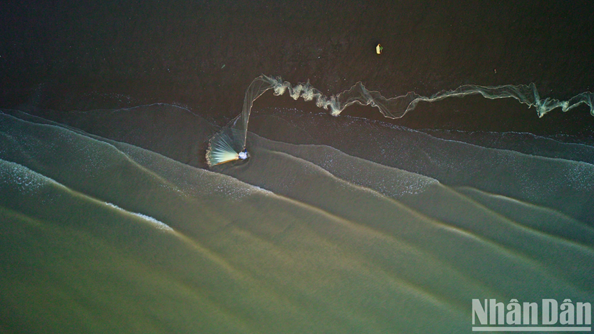 En plus de la pêche hauturière, les pêcheurs côtiers de Ba Dong bénéficient d’une source de revenus supplémentaire grâce à la pêche au filet. Photo : Nhân Dân. En plus de la pêche hauturière, les pêcheurs côtiers de Ba Dong bénéficient d’une source de revenus supplémentaire grâce à la pêche au filet. Photo : Nhân Dân.