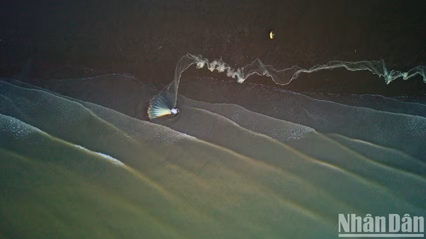 En plus de la pêche hauturière, les pêcheurs côtiers de Ba Dong bénéficient d’une source de revenus supplémentaire grâce à la pêche au filet. Photo : Nhân Dân.