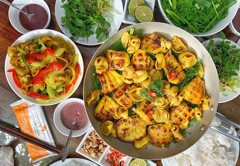 Le chả cá Lã Vọng (poisson mariné frit aux herbes), plat emblématique de Hanoï, séduit aussi bien les locaux que les étrangers. Photo : Migo.