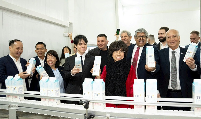 Madame Thai Huong, fondatrice du groupe TH, et les délégués visitent l’usine laitière TH dans la province de Kaluga.Photo : TH.