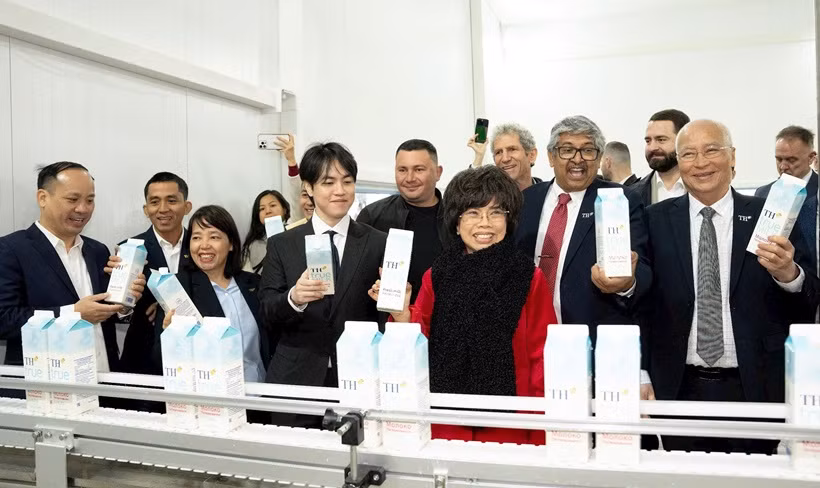 Madame Thai Huong, fondatrice du groupe TH, et les délégués visitent l’usine laitière TH dans la province de Kaluga.Photo : TH.
