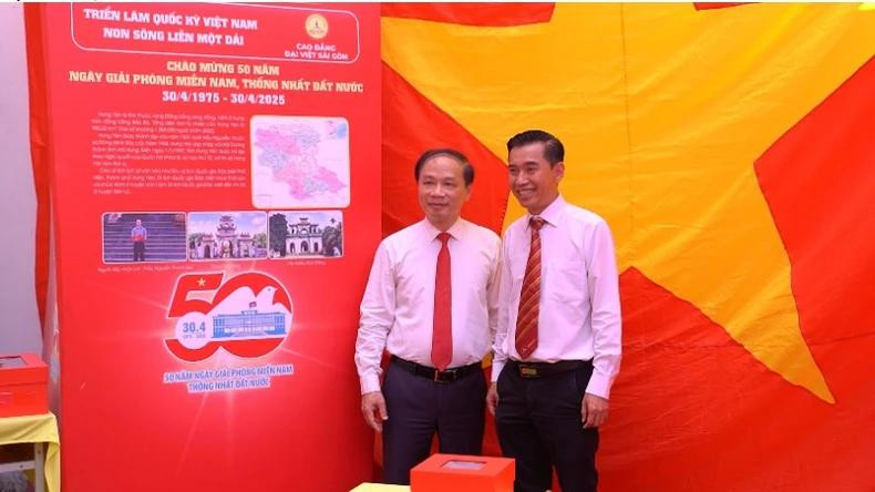 Pham Tat Thang, vice-président de la Commission centrale de la sensibilisation et de l'éducation et de mobilisation de masse du Parti (gauche) lors de l'événement. Photo : NDEL. Pham Tat Thang, vice-président de la Commission centrale de la sensibilisation et de l'éducation et de mobilisation de masse du Parti (gauche) lors de l'événement. Photo : NDEL.