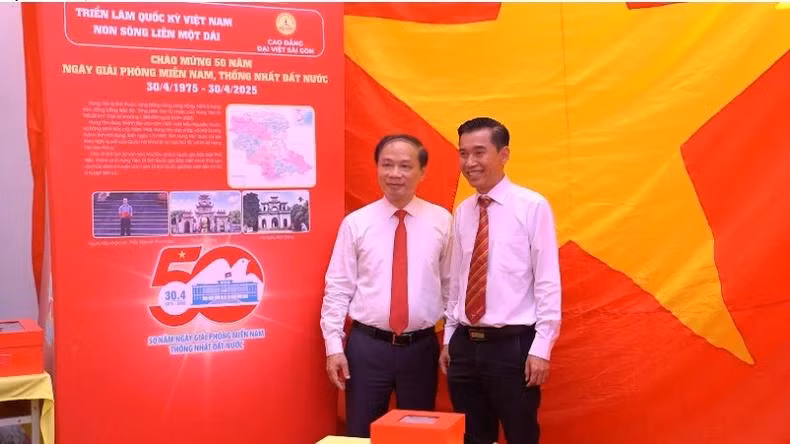 Pham Tat Thang, vice-président de la Commission centrale de la sensibilisation et de l'éducation et de mobilisation de masse du Parti (gauche) lors de l'événement. Photo : NDEL.