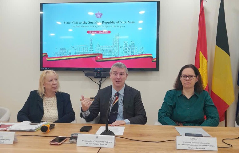 L'ambassadeur de Belgique au Vietnam Karl Van Den Bosschel (centre) lors de l'échange avec la presse. Photo : VGP. L'ambassadeur de Belgique au Vietnam Karl Van Den Bosschel (centre) lors de l'échange avec la presse. Photo : VGP.