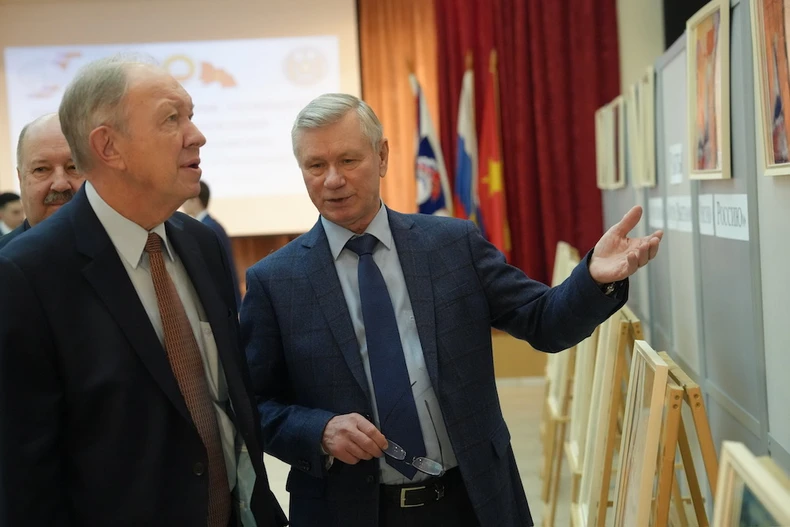 Le président de l’Association d’amitié Russie-Vietnam, Vladimir Buyanov (droite). Photo : NDEL.