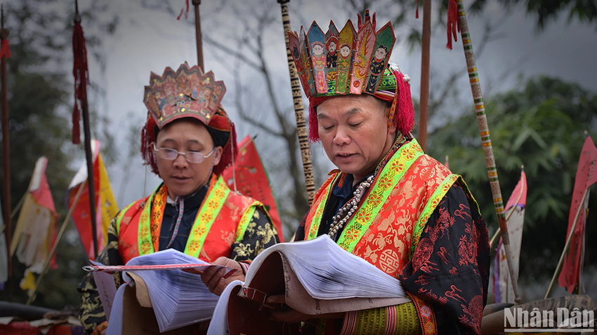 Les chamans maîtrisant les lois coutumières président la cérémonie du cap sac. Photo : NDEL. Les chamans maîtrisant les lois coutumières président la cérémonie du cap sac. Photo : NDEL.